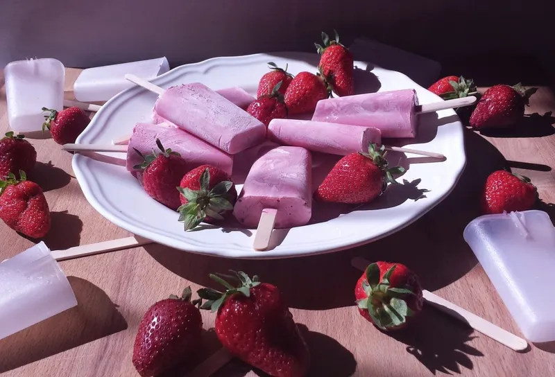 Ghiacciolo di fragole e quark visto da vicino
