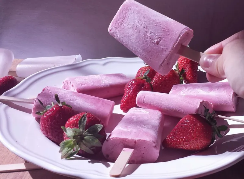 Ghiaccioli di quark e fragole serviti in tavola