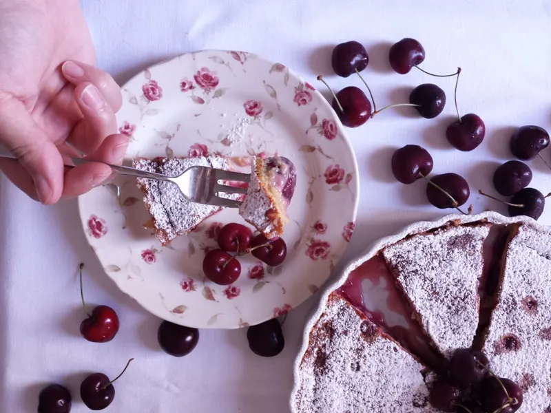 Una porzione di clafoutis di ciliegie nel piatto