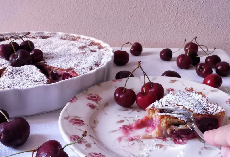 Clafoutis di ciliegie da vicino con le ciliegie affondate nella crema