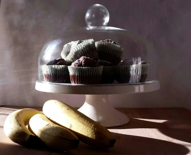 Banana chocolate muffins con gocce di cioccolato nei pirottini