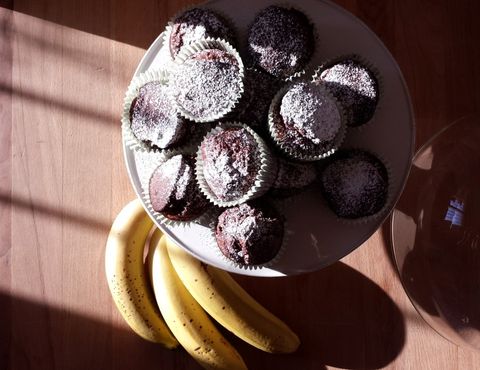 Muffin alla banana e cacao appena sfornati sulla gratella