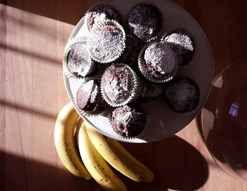 Muffin alla banana e cacao appena sfornati sulla gratella