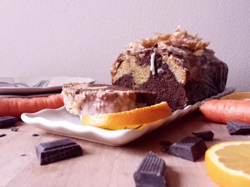 Fette di cake marmorizzato arancia e cioccolato