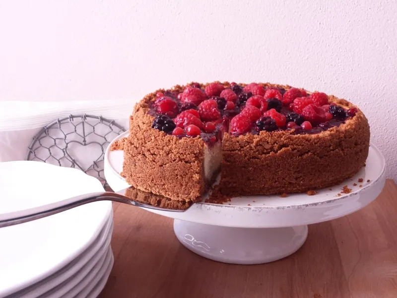 Salsa di frutti di bosco sulla crema della cheesecake, da vicino