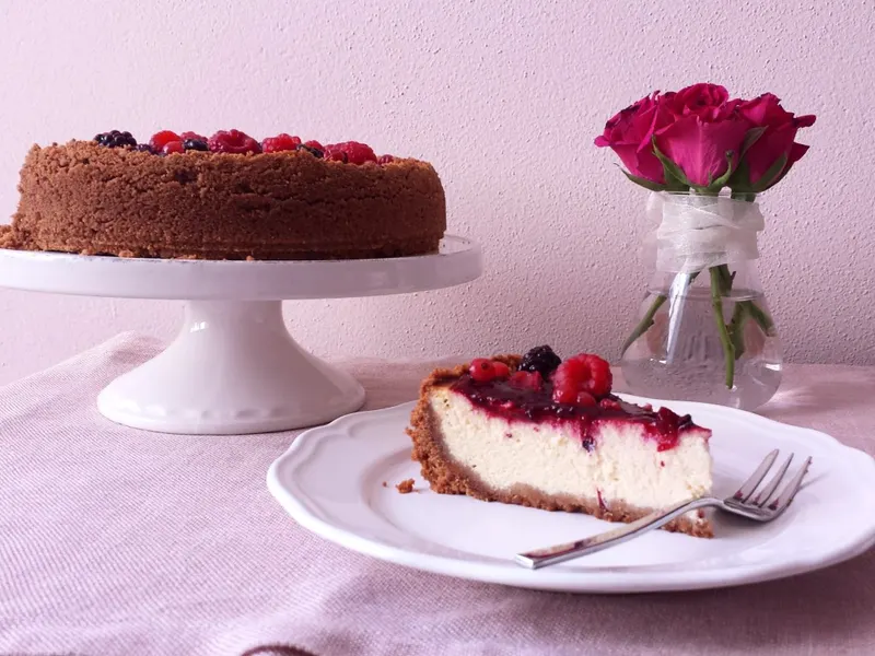 Cheesecake ai frutti di bosco intera con la salsa sopra