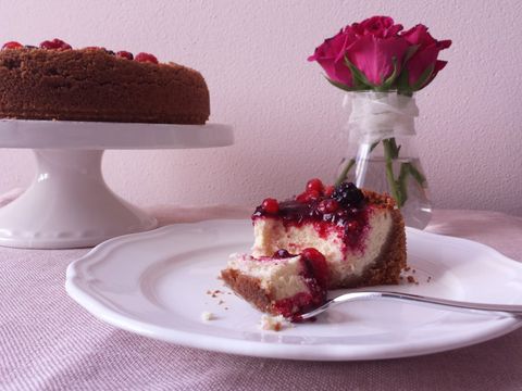 Porzione di cheesecake con frutti di bosco freschi
