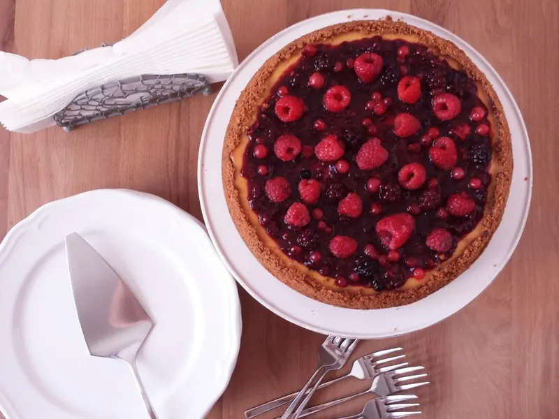 Una fetta di cheesecake ai frutti di bosco nel piatto
