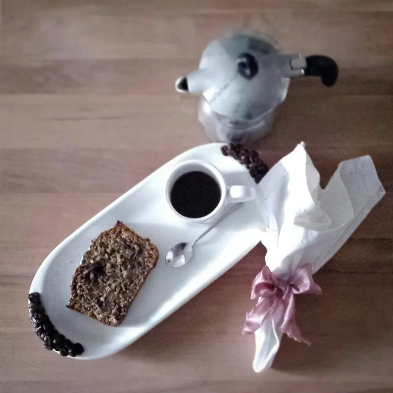 Tiroler cake alle nocciole e gocce di cioccolato, intero