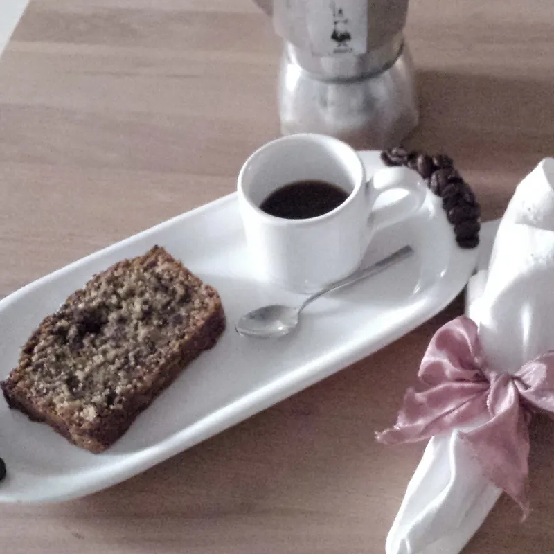 Fette di Tiroler cake con le gocce di cioccolato in vista
