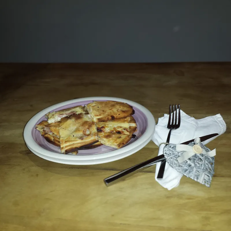 Focaccia di Recco finta servita in tavola, vista da vicino