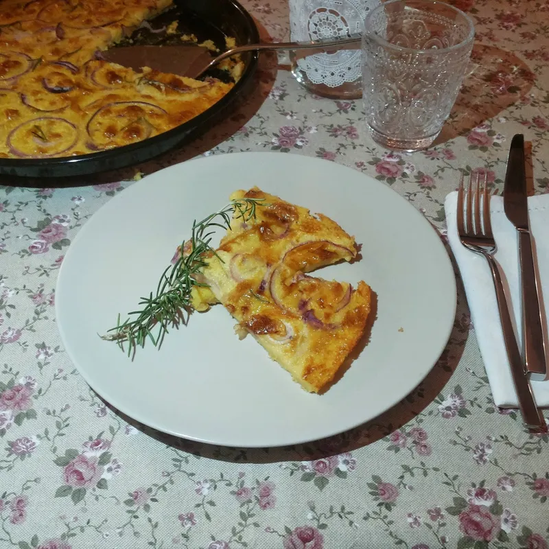 Farinata di ceci con cipolla rossa da vicino