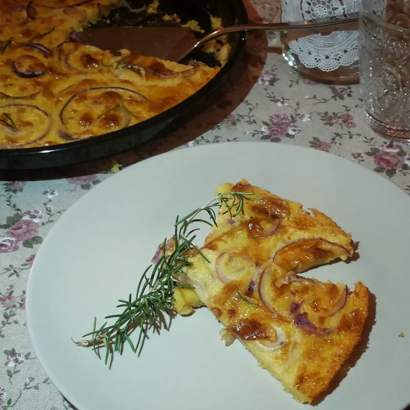 Farinata di ceci con cipolla rossa e rosmarino nella teglia