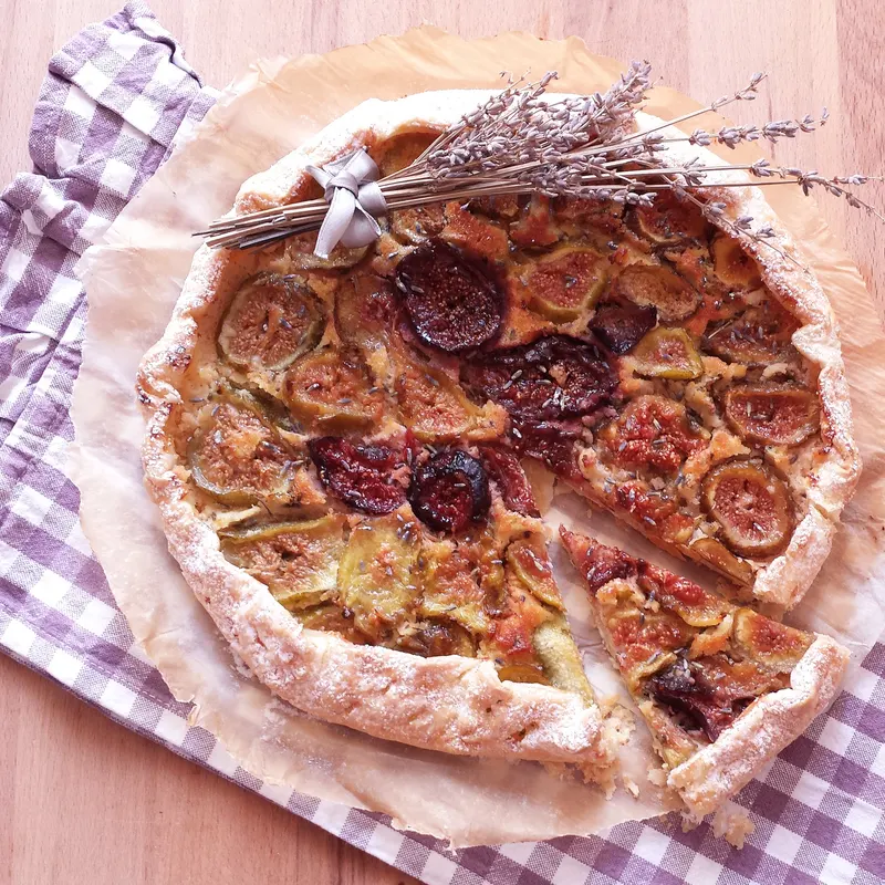 Galletta di fichi al frangipane da vicino, con i fichi a fettine