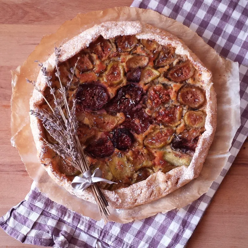 Galletta di fichi al frangipane spolverata di zucchero a velo