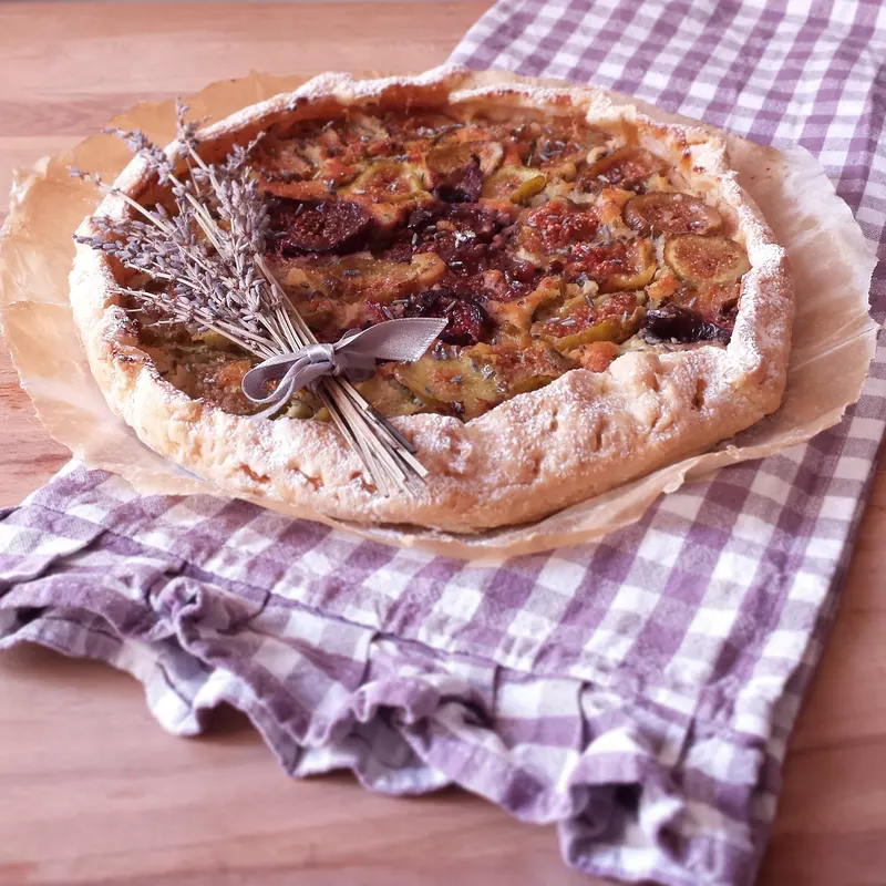 Una fetta di galletta di fichi al frangipane