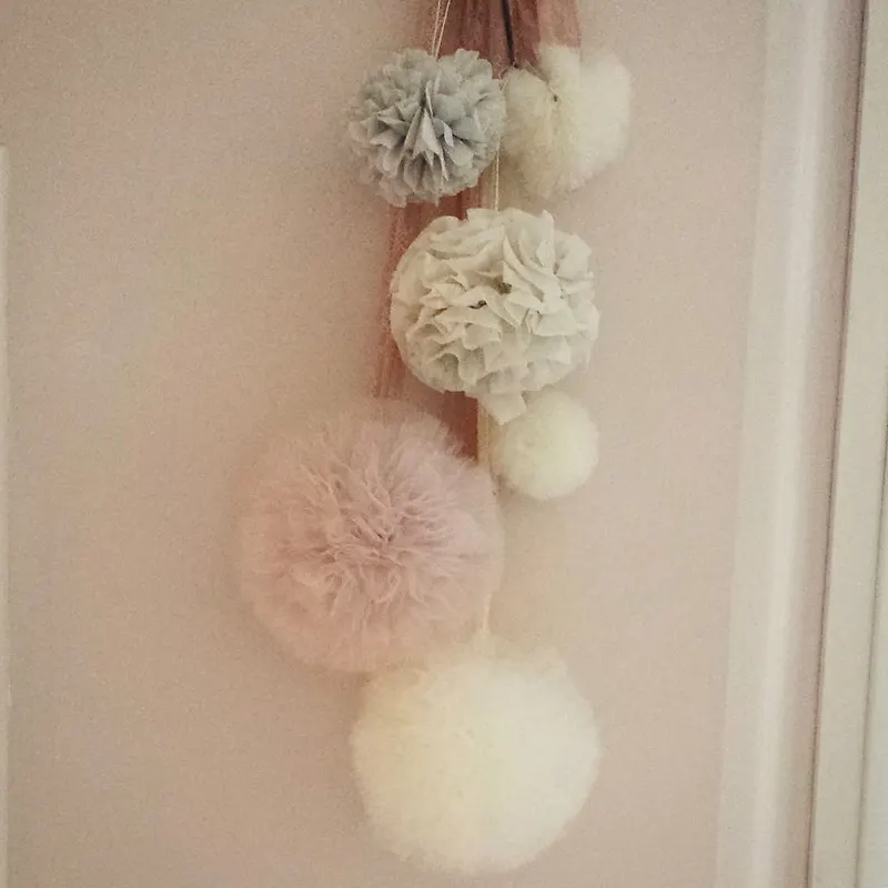 Pon pon di tulle appesi come decorazione