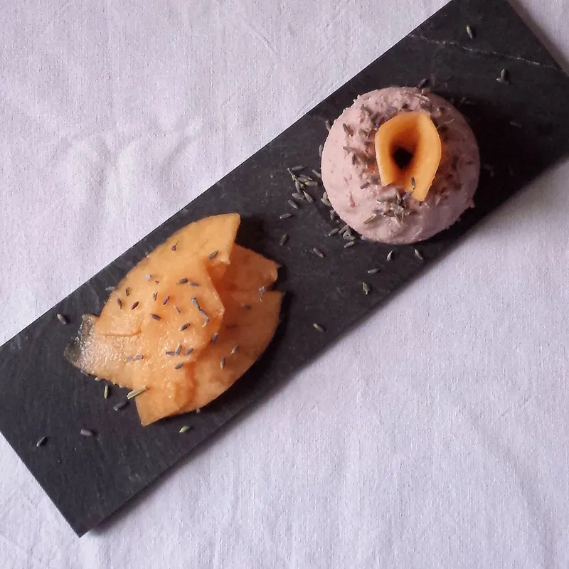 Porzione di semifreddo allo zabaione servita con lamelle di melone