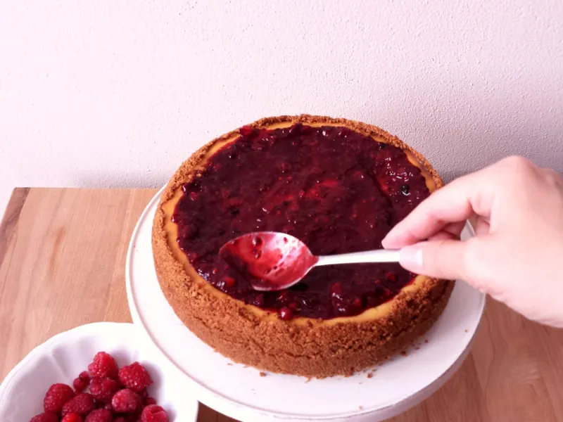 Cheesecake ai frutti di bosco servita in tavola