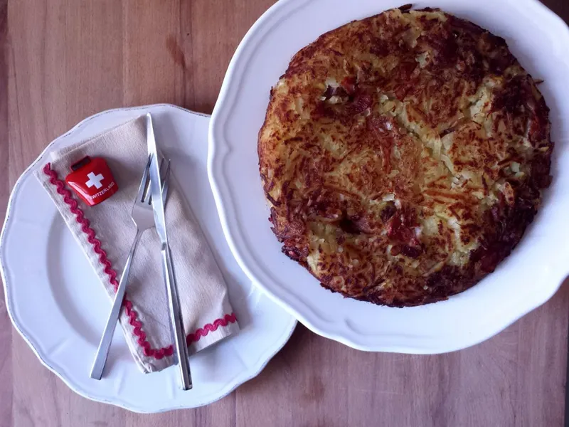 Berner Rösti con speck, dorato e croccante, nel piatto