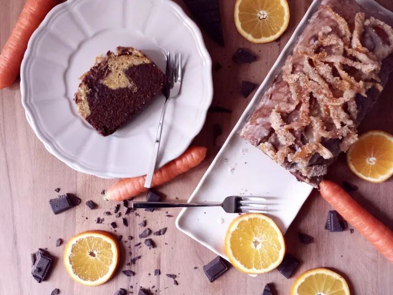 Cake alle arance, carote e cioccolato con le scorze candite da vicino