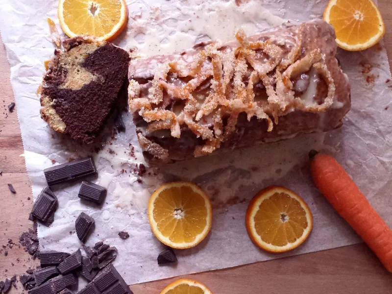 Cake marmorizzato all'arancia e cioccolato con glassa e scorze candite