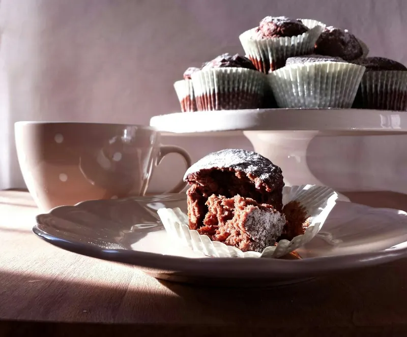 Un muffin al cioccolato e banana visto da vicino
