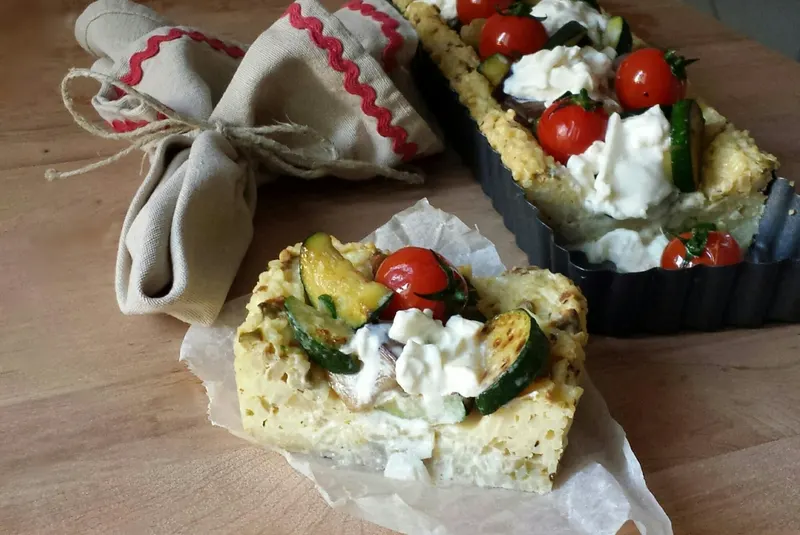 Crostata di riso farcita con ratatouille e burrata