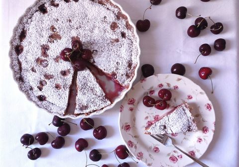 Clafoutis di ciliegie nella tortiera, spolverato di zucchero a velo